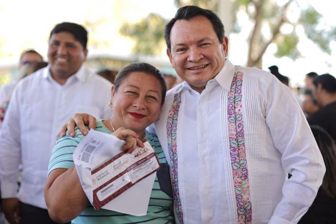 Inicia entrega de tarjetas de la beca universal "Rita Cetina"