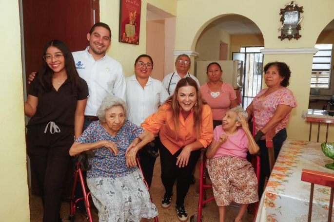 Cecilia Patrón cuida de los adultos mayores con el programa Médico a Domicilio