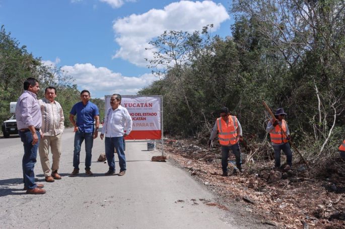Avanzan trabajos de conservación de carreteras del oriente del estado