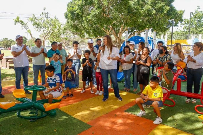 Entrega Cecilia Patrón parque y biblioteca en Xcanatún