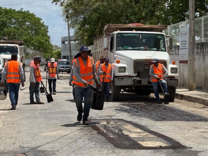 Avanza Programa de Bacheo Bienestar en colonias de Mérida