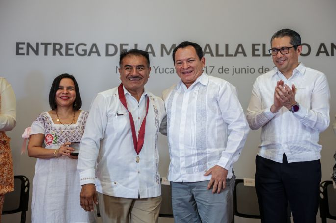 Fidencio Briceño Chel recibe Medalla Eligio Ancona