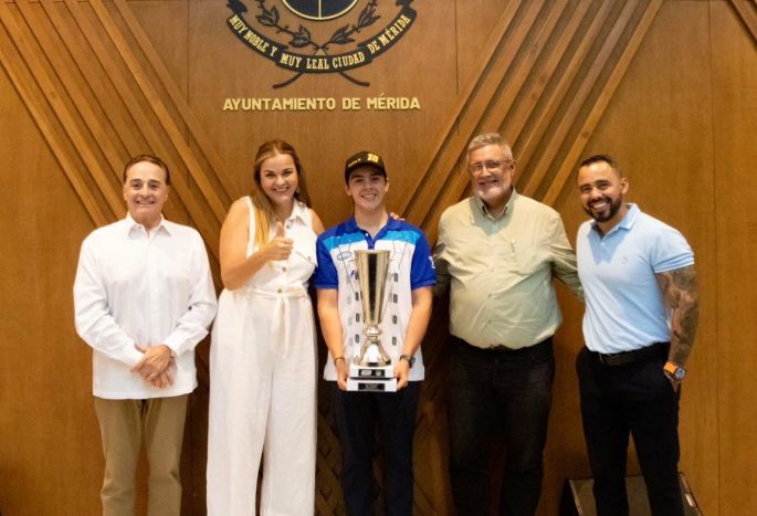 Comparte con Cecilia Patrón su más reciente triunfo el piloto de Nascar Carlos Novelo
