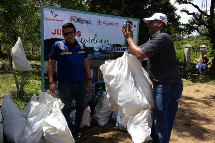 Retiran 100 kilos de basura de cenote en Tekit