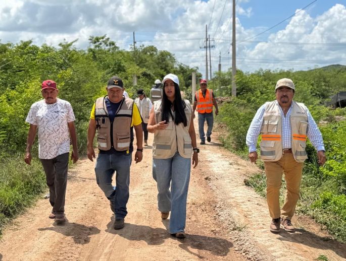 Verifican avances del programa de caminos sacacosechas en Sacalum