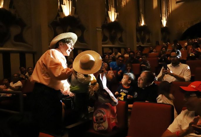 Niñas y niños de Yucatán disfrutan con Mario Iván Martínez y la obra “¿Qué me cuentas, Don Quijote?”