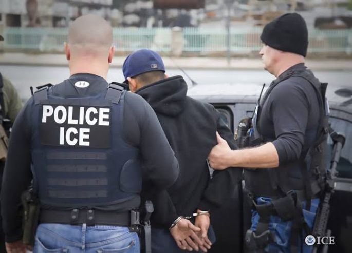 Agentes del ICE detienen a 450 personas en una redada 