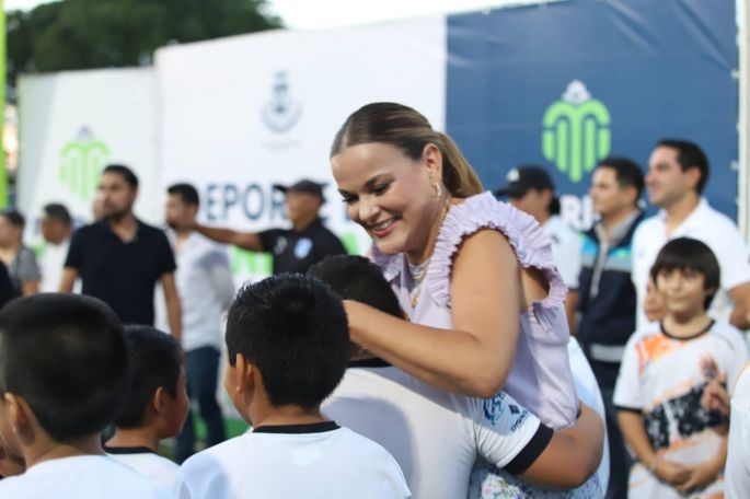 Entrega Cecilia Patrón instalaciones deportivas a la comunidad de Yucalpetén