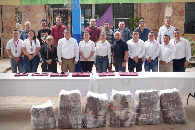 Entregan más de 10 mil chamarras escolares a estudiantes de 17 municipios de Yucatán