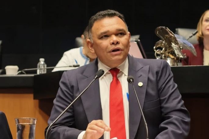 El senador Rolando Zapata se queda en el PRI