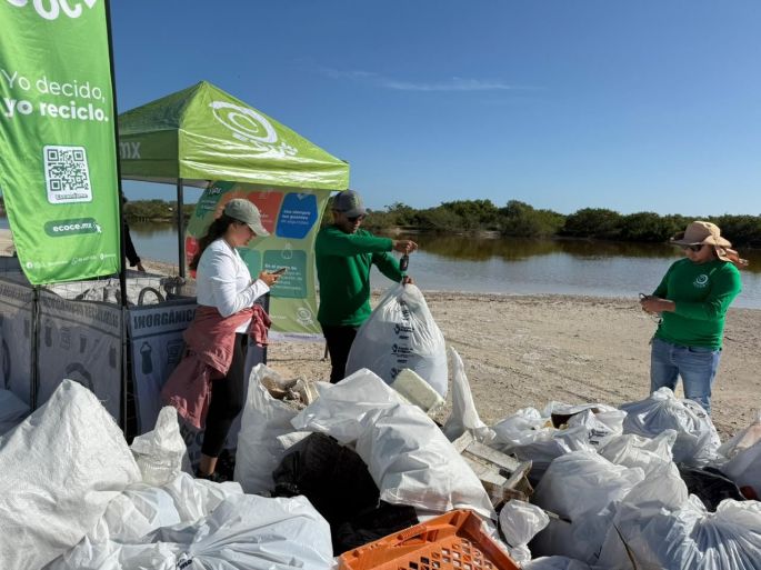Retiran más de 33 toneladas de residuos de playas yucatecas durante el año