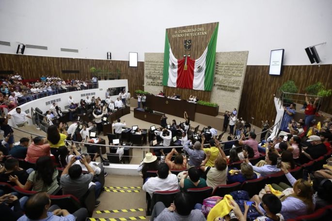 En el Congreso del Estado no hay debate, pero si sombrerazos