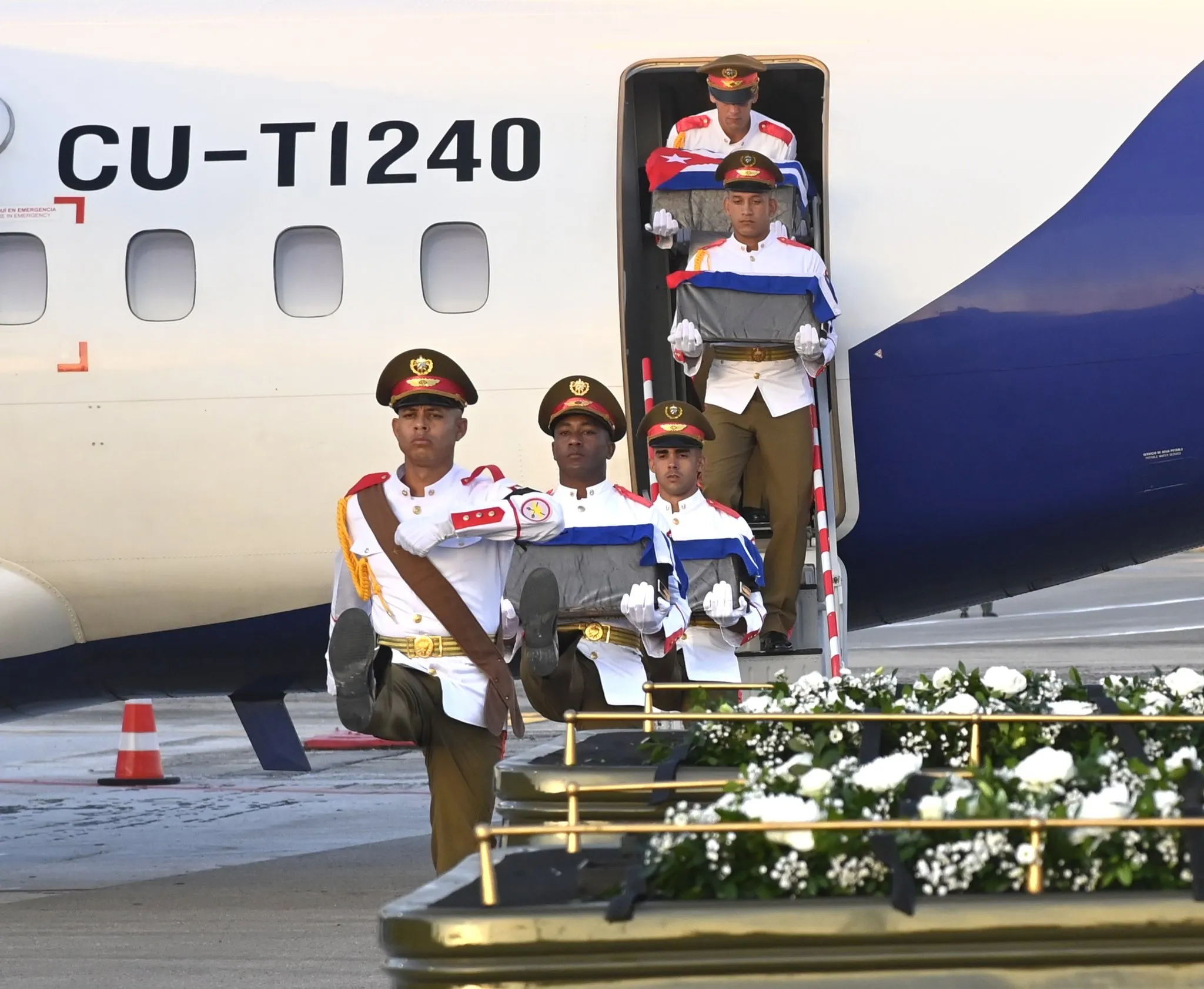 Cuba recibe los restos de 32 militares fallecidos en Venezuela