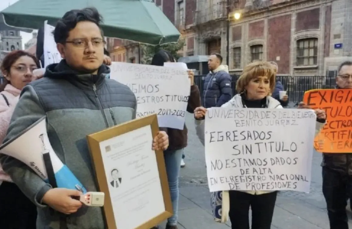 Más de mil egresados de la Universidad del Bienestar “Benito Juárez” estallan por títulos inexistentes