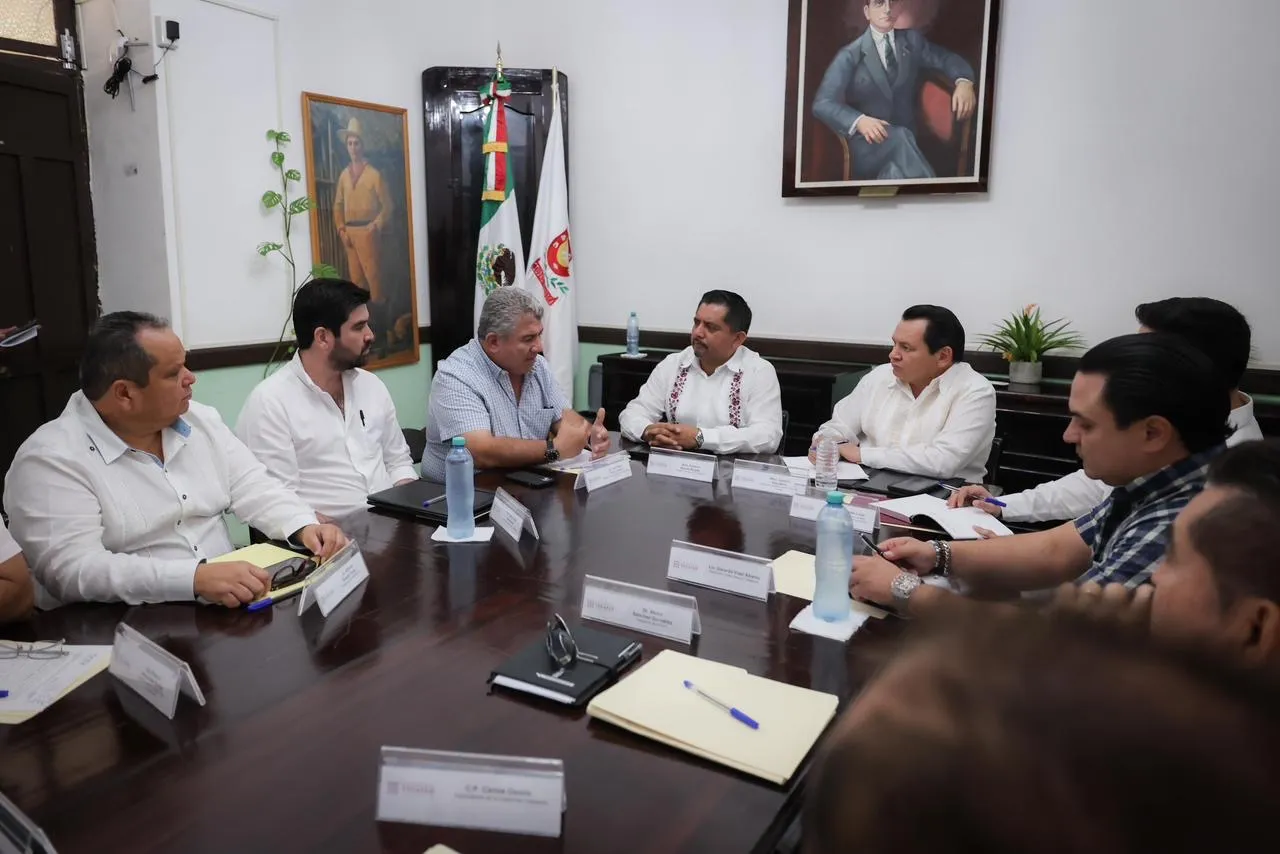 Gobernador Joaquín Díaz Mena escucha al empresariado de Valladolid
