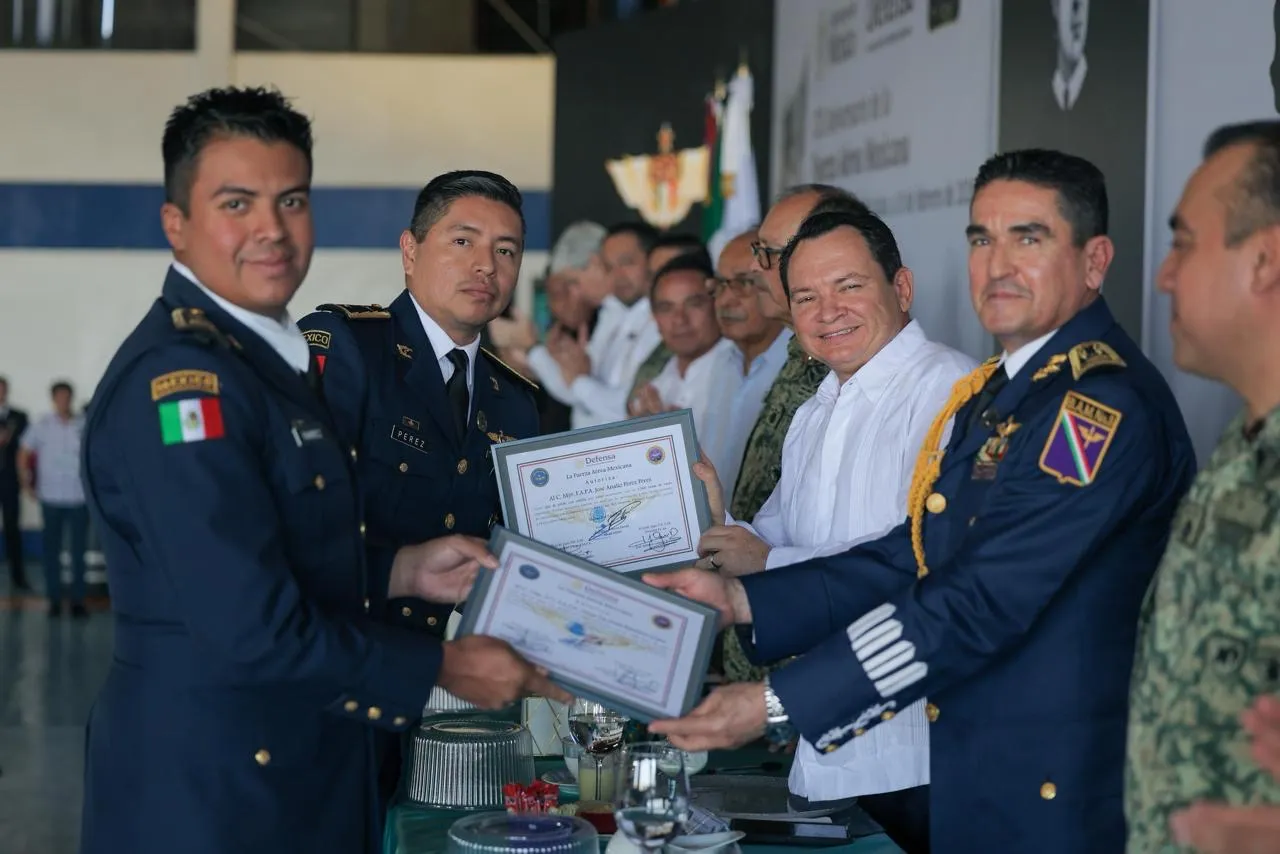 Gobernador Joaquín Díaz Mena preside el CXI aniversario de la Fuerza Aérea Mexicana