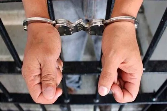 Foráneos caen con 12 millones y arma en retén de la Mérida–Cancún