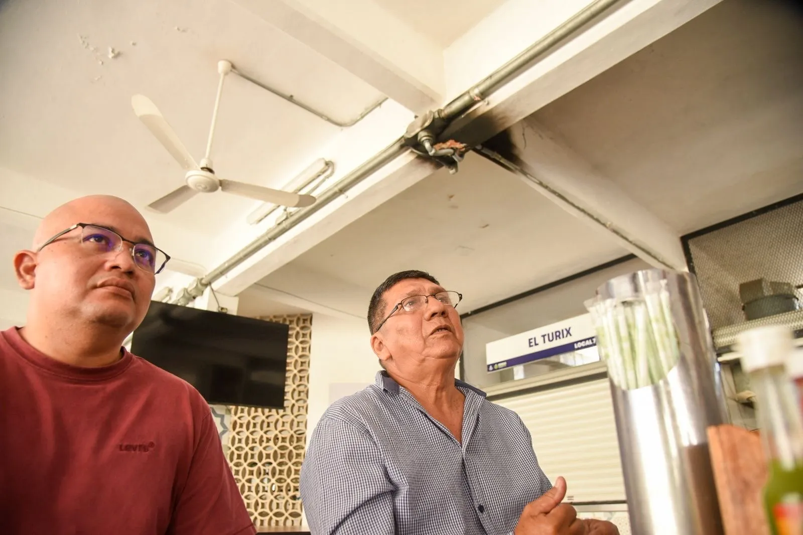Continúan afectaciones eléctricas en La Placita del Mercado Lucas de Gálvez tras corto circuito
