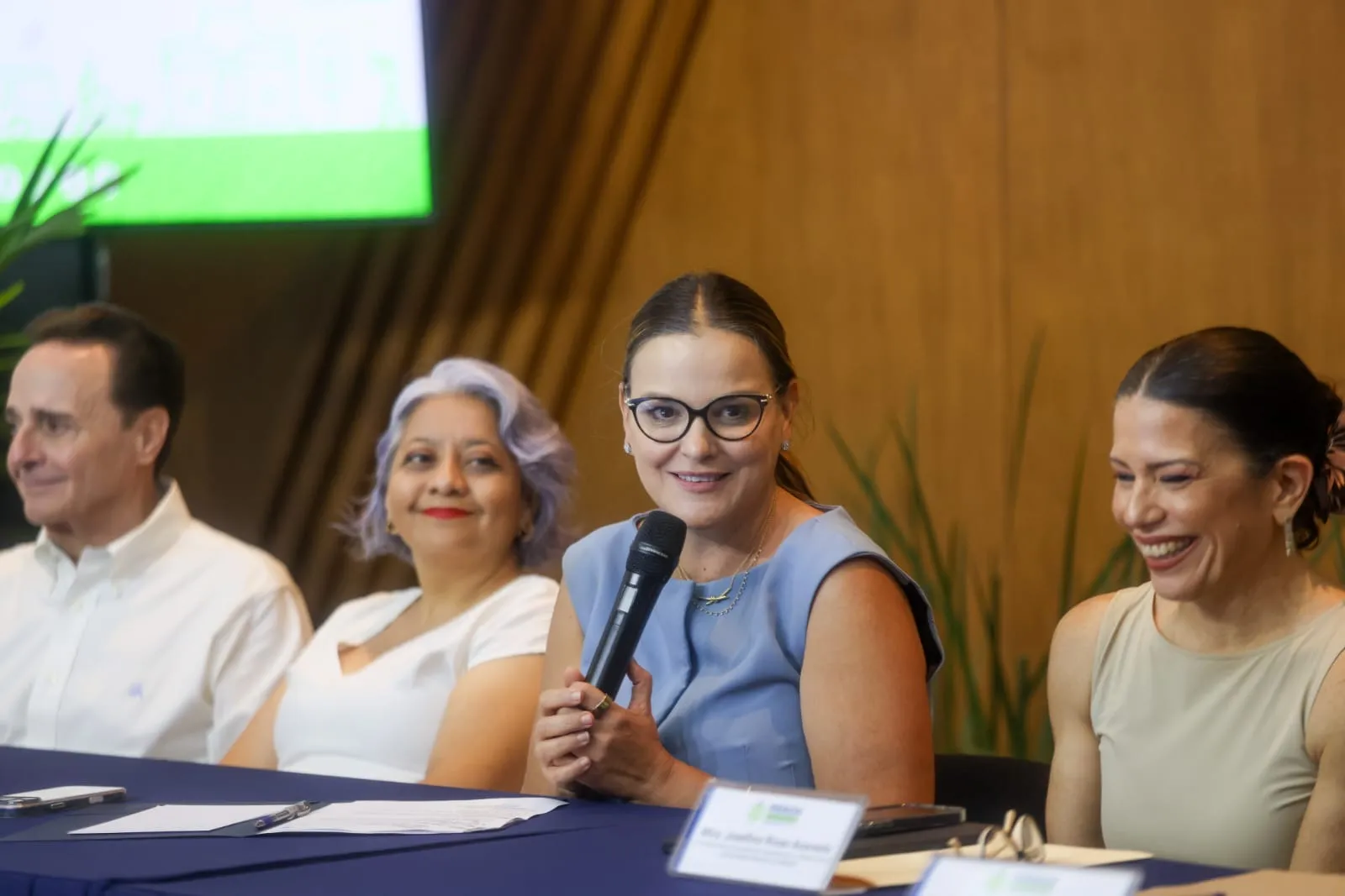 Estudiantes presentan a Cecilia Patrón proyectos para el primer parador turístico de Dzibilchaltún