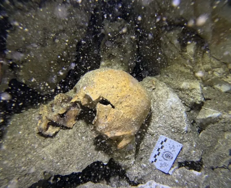 Hallan restos de una posible mujer maya en un cenote de Quintana Roo