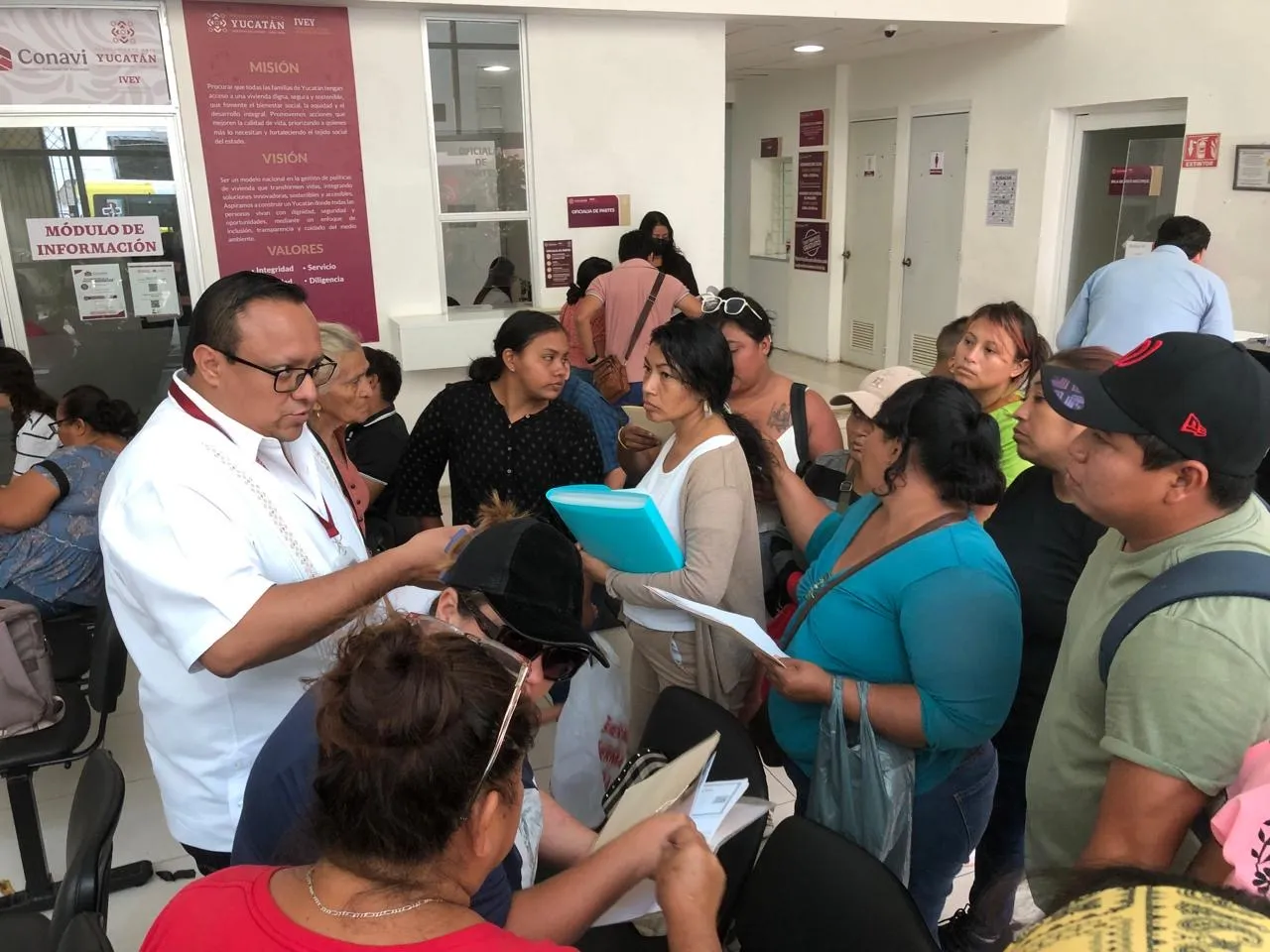 Orientan a familias de San José Tecoh para regularizar su situación de vivienda