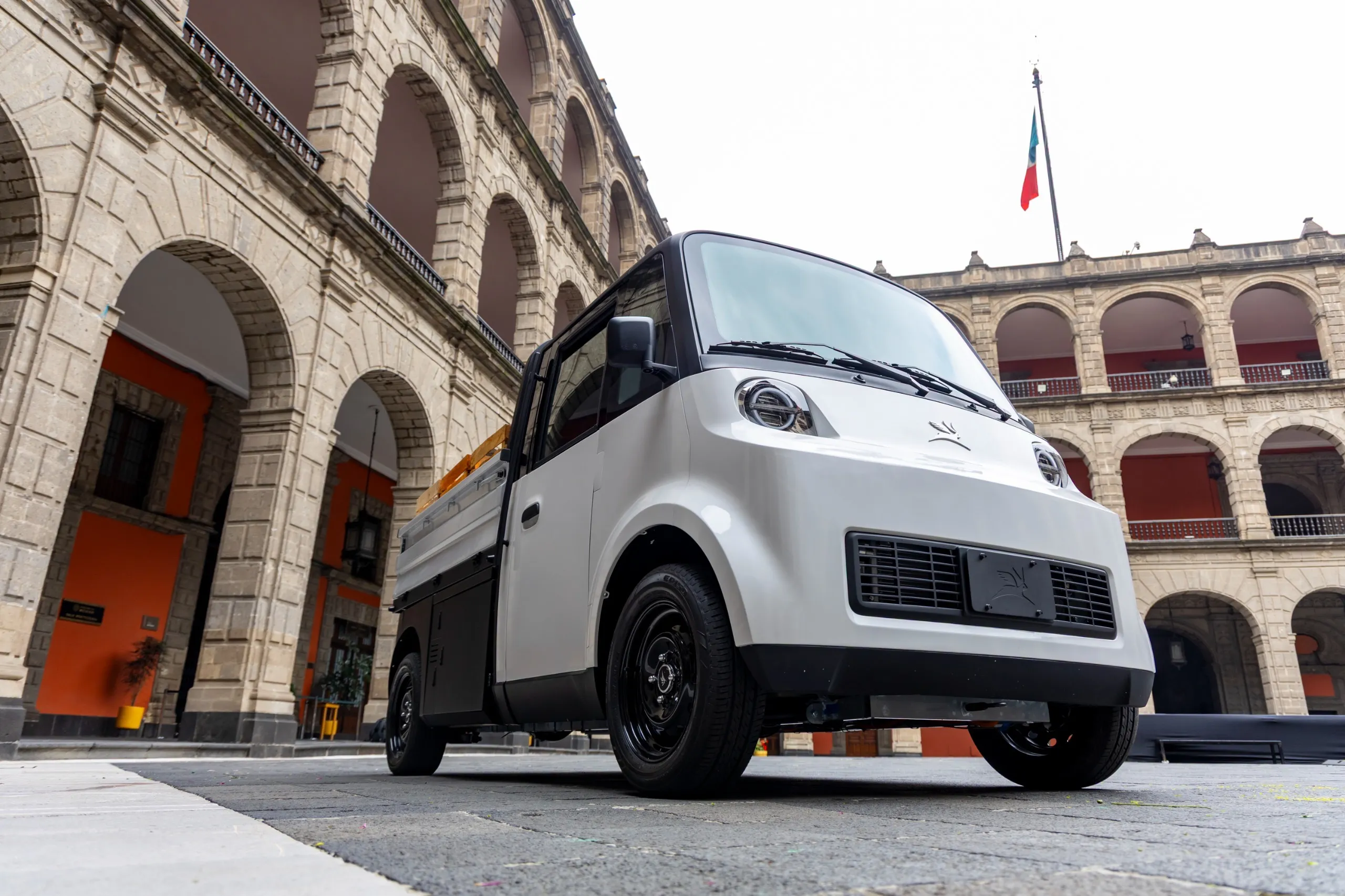Sheinbaum presenta Olinia Carga, el minivehículo eléctrico mexicano para transporte de mercancías