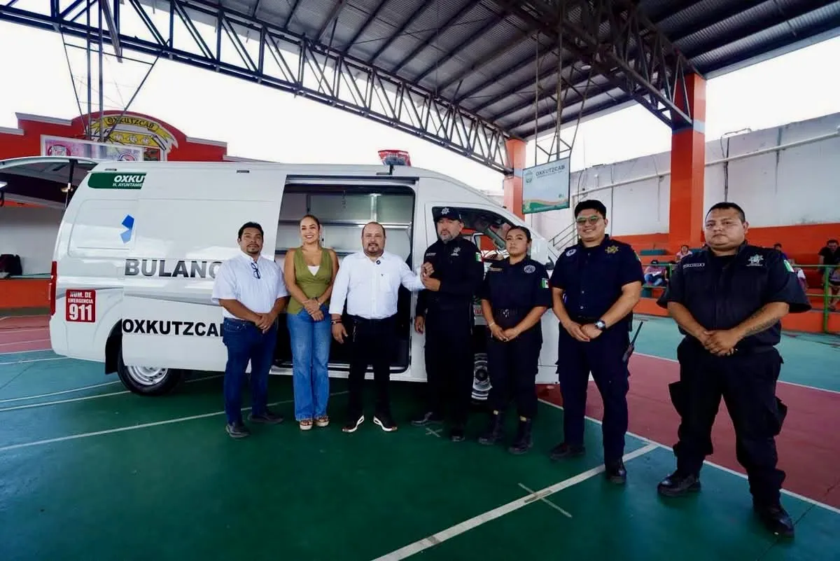 Oxkutzcab recibe nueva ambulancia para fortalecer atención a la salud