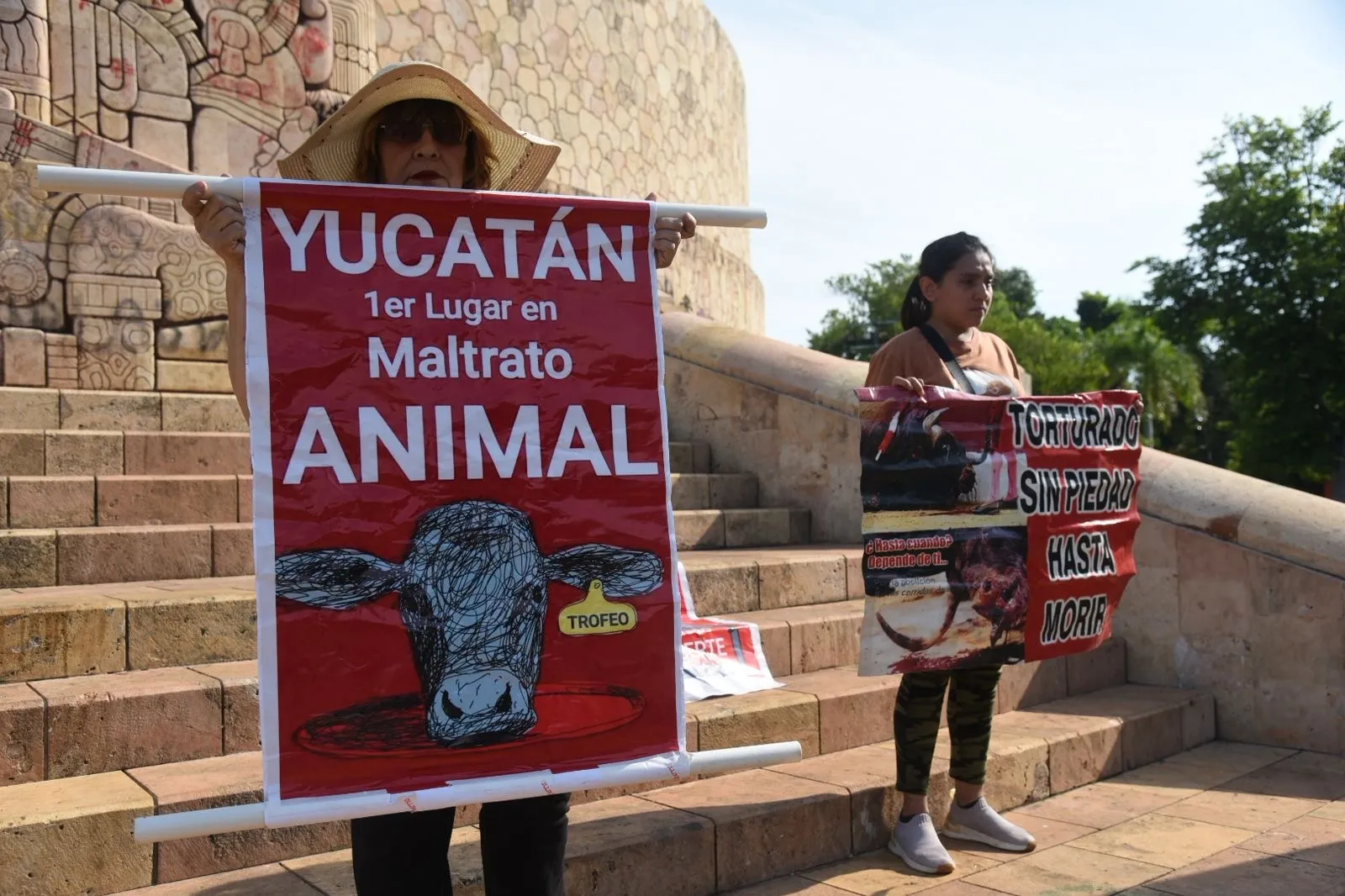 Tensión en el Monumento a la Patria: taurinos arremeten contra manifestantes animalistas