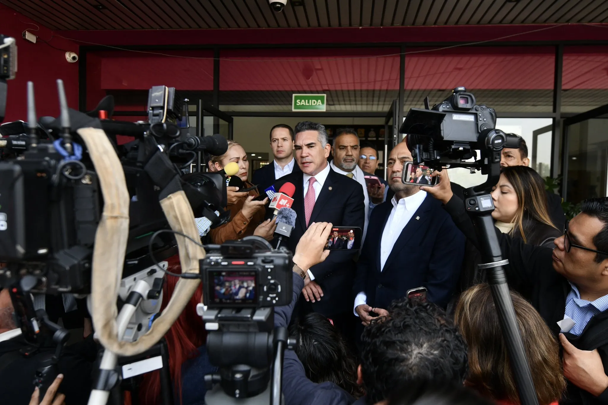 INE ordena a Alejandro Moreno y al PRI retirar publicaciones contra Morena en redes sociales