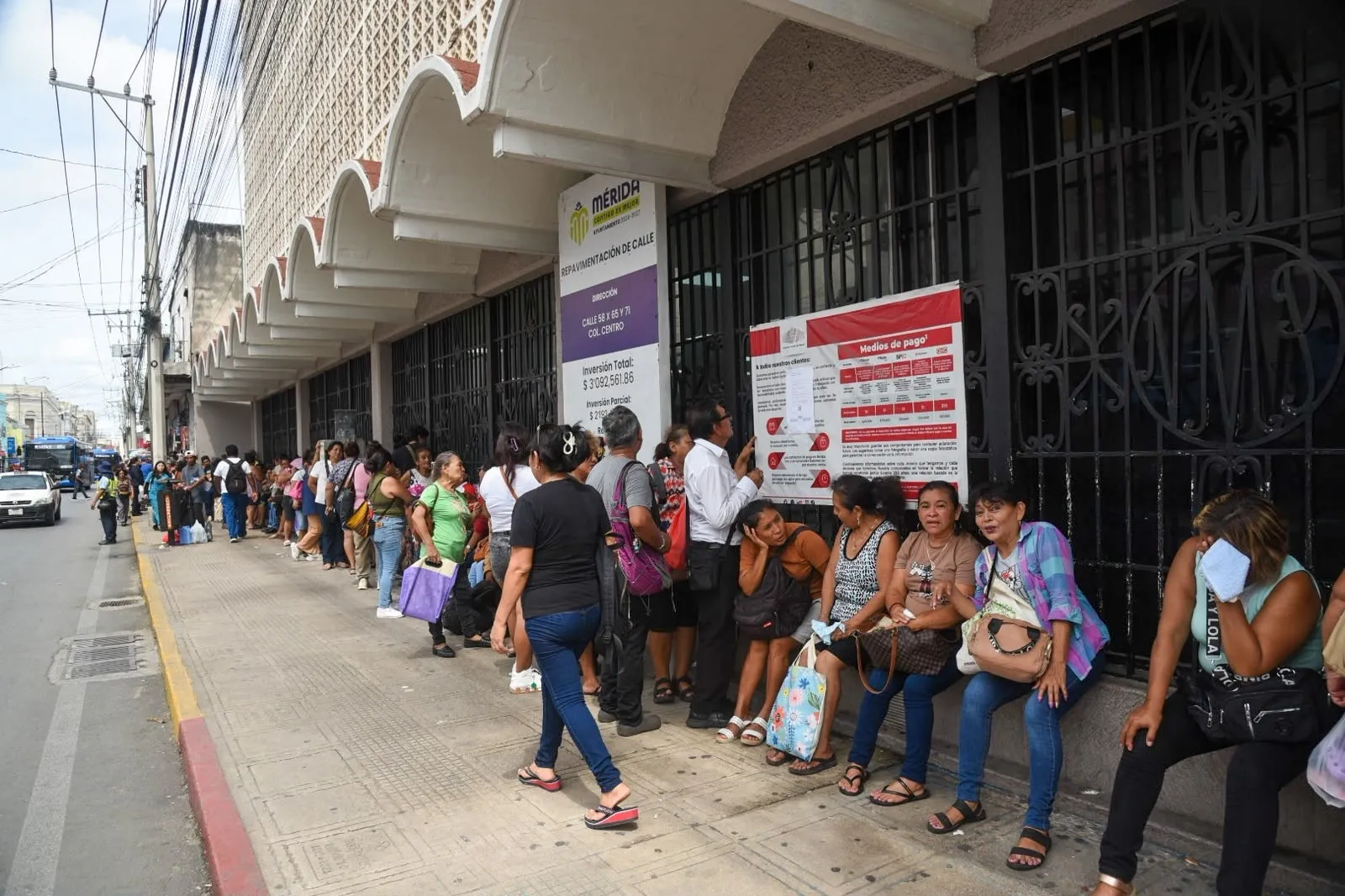 Reabre Monte de Piedad en Mérida entre filas y reclamos